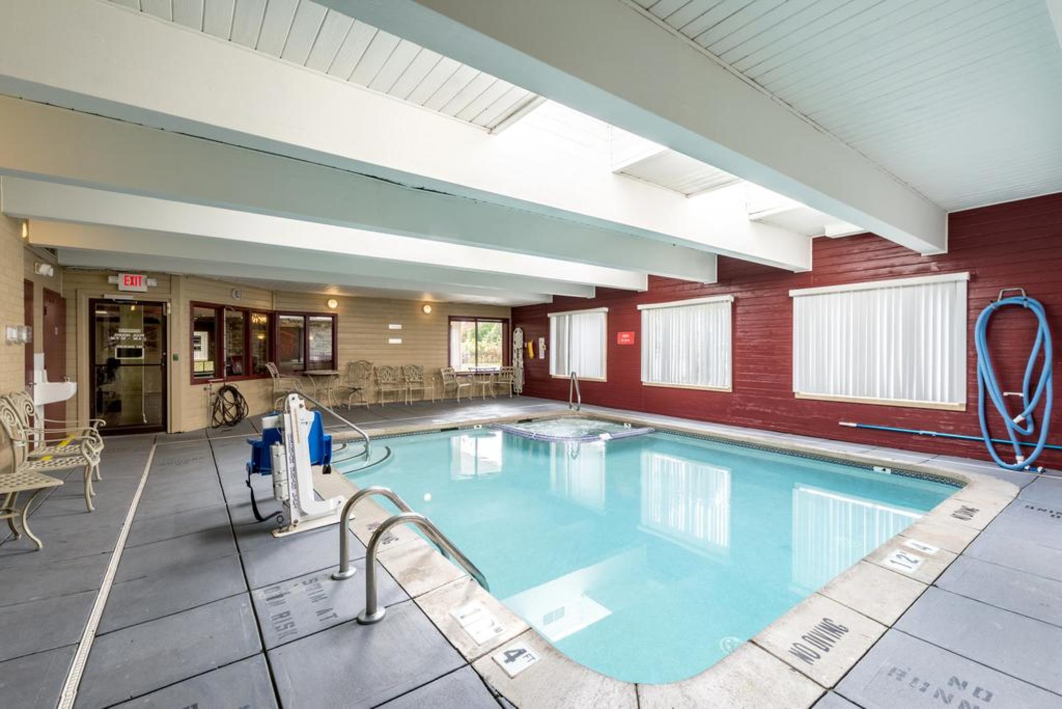 Days Inn & Suites By Wyndham Norton Shores Muskegon Muskegon Heights Exterior photo