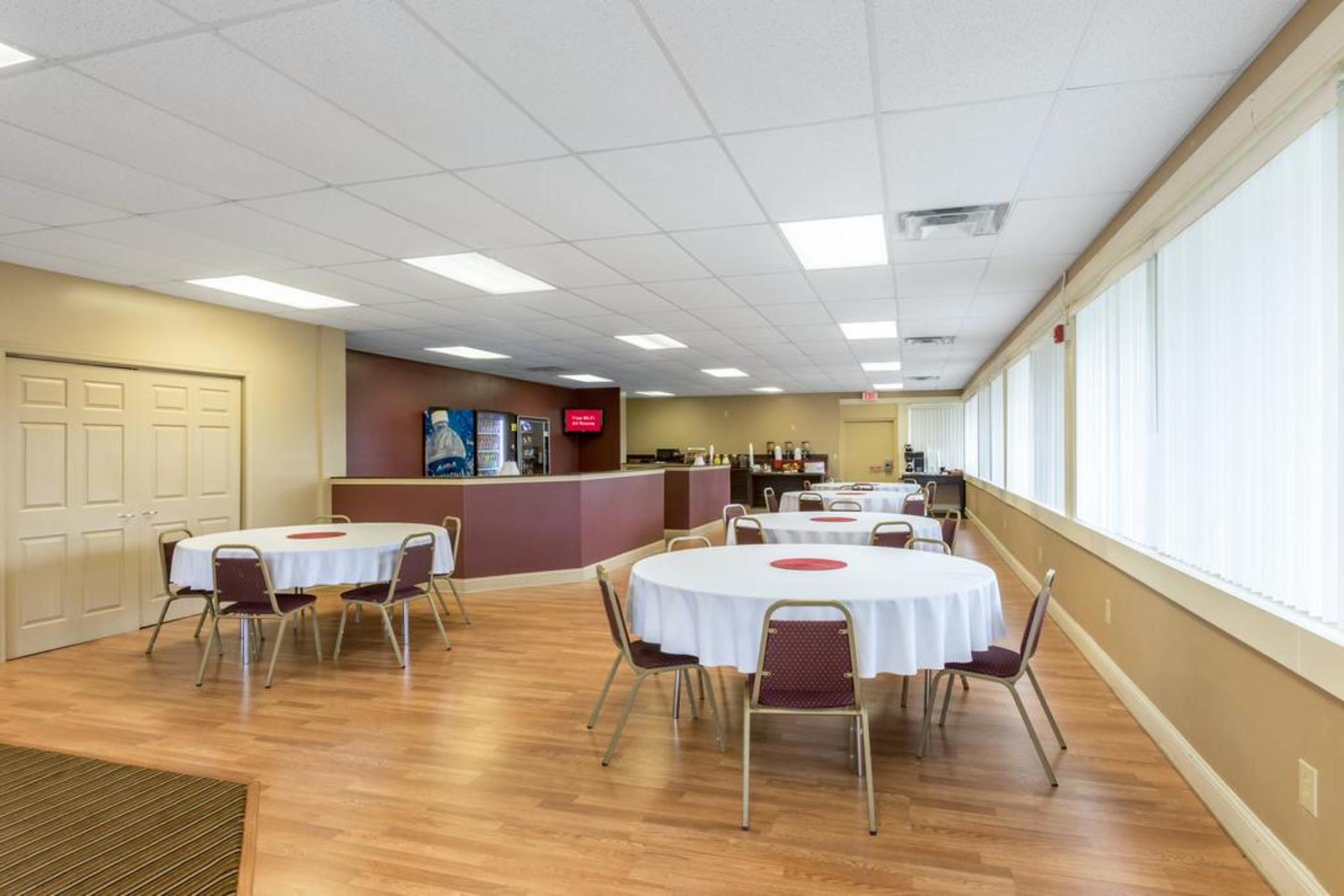 Days Inn & Suites By Wyndham Norton Shores Muskegon Muskegon Heights Exterior photo