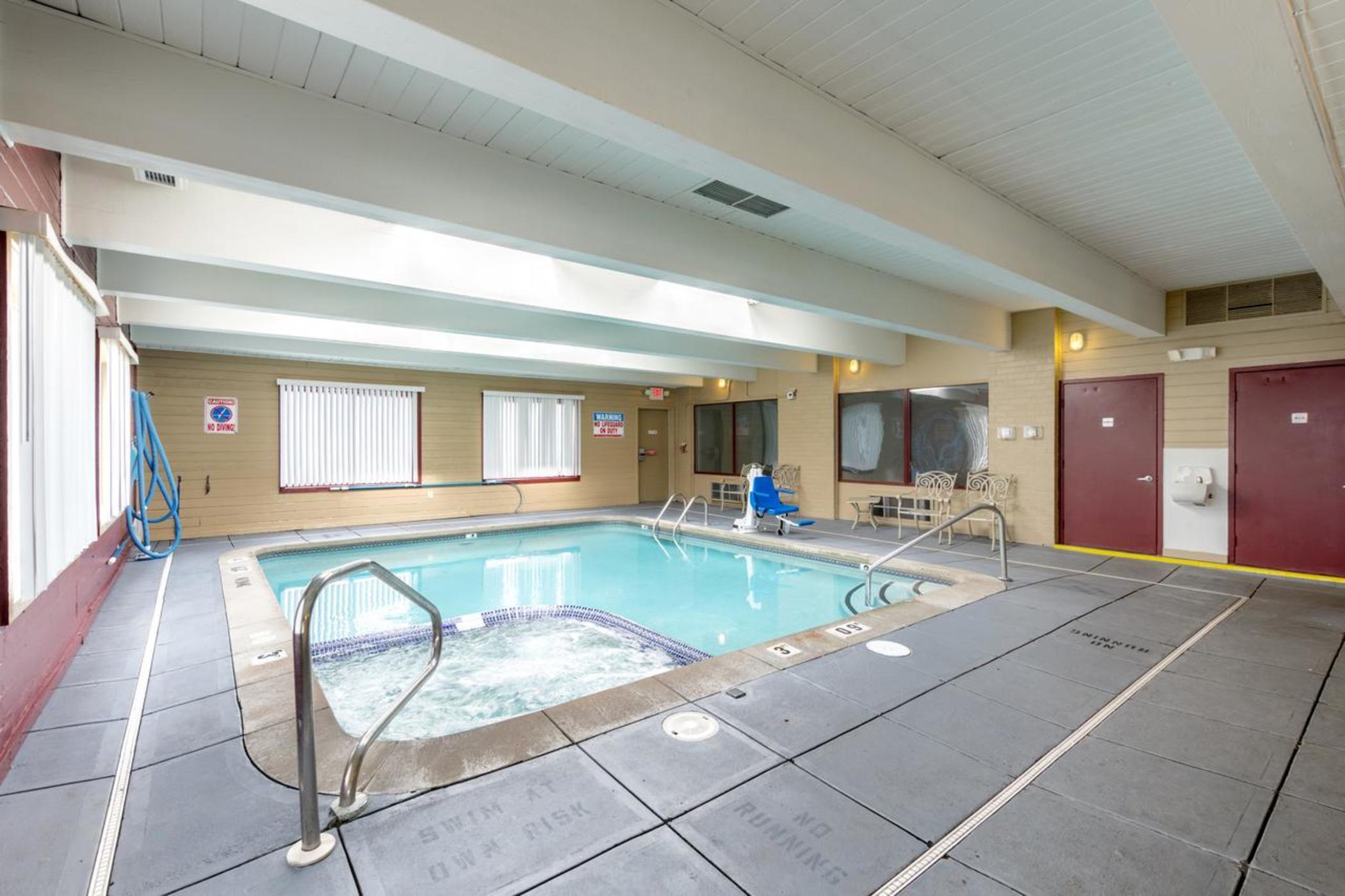 Days Inn & Suites By Wyndham Norton Shores Muskegon Muskegon Heights Exterior photo