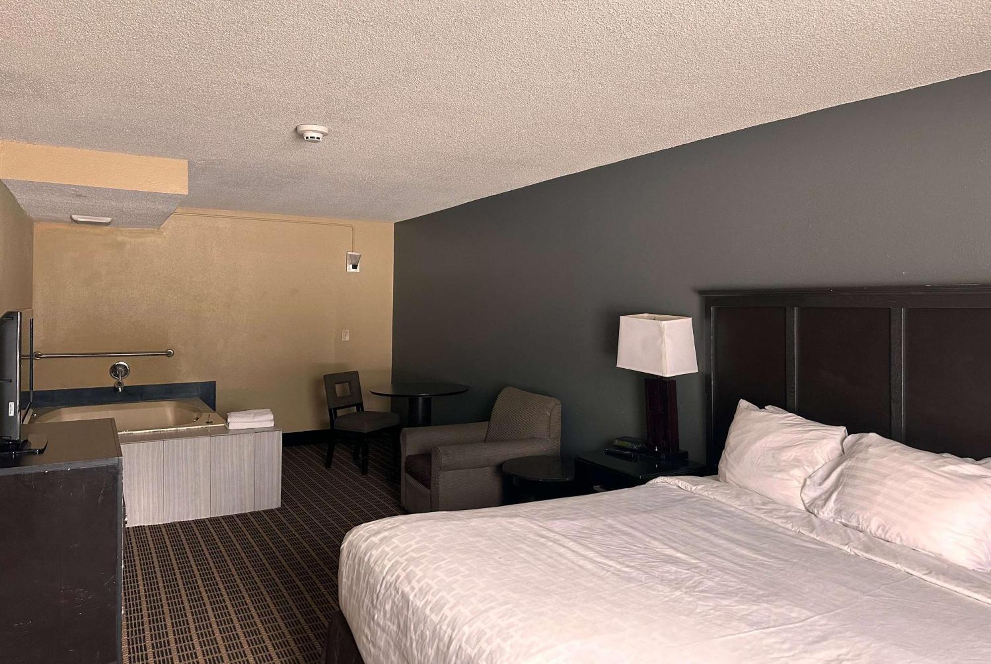 Days Inn & Suites By Wyndham Norton Shores Muskegon Muskegon Heights Exterior photo
