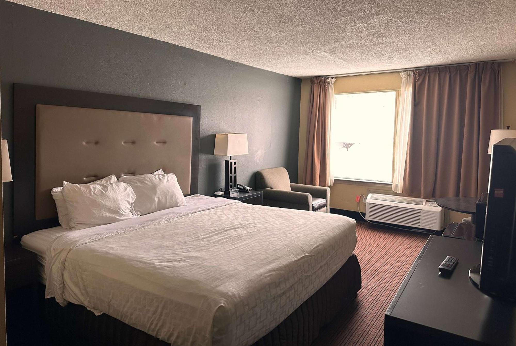 Days Inn & Suites By Wyndham Norton Shores Muskegon Muskegon Heights Exterior photo