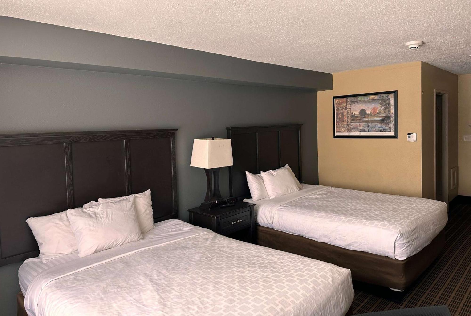 Days Inn & Suites By Wyndham Norton Shores Muskegon Muskegon Heights Exterior photo