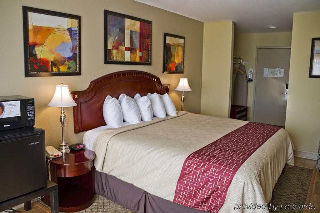 Days Inn & Suites By Wyndham Norton Shores Muskegon Muskegon Heights Room photo