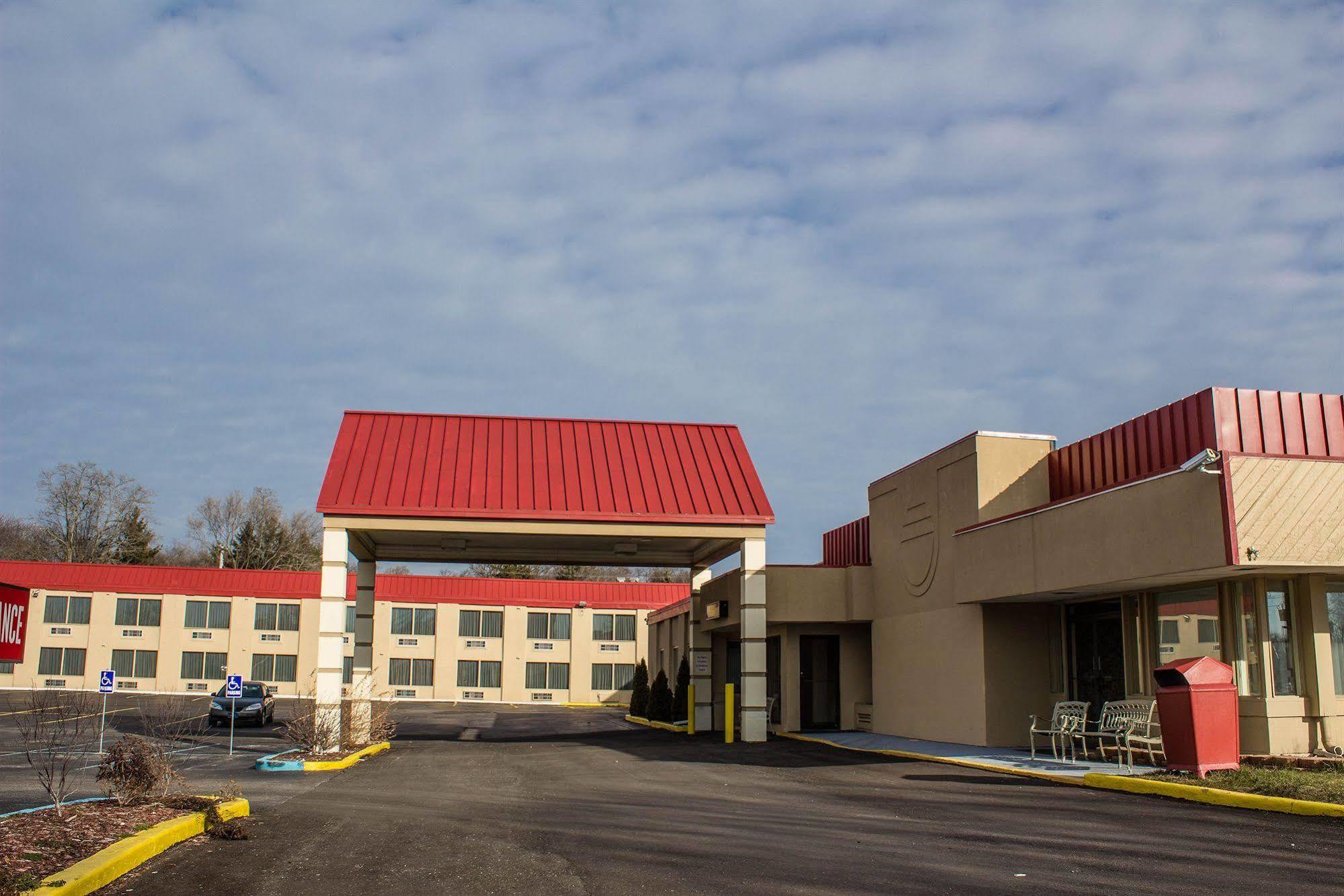 Days Inn & Suites By Wyndham Norton Shores Muskegon Muskegon Heights Exterior photo