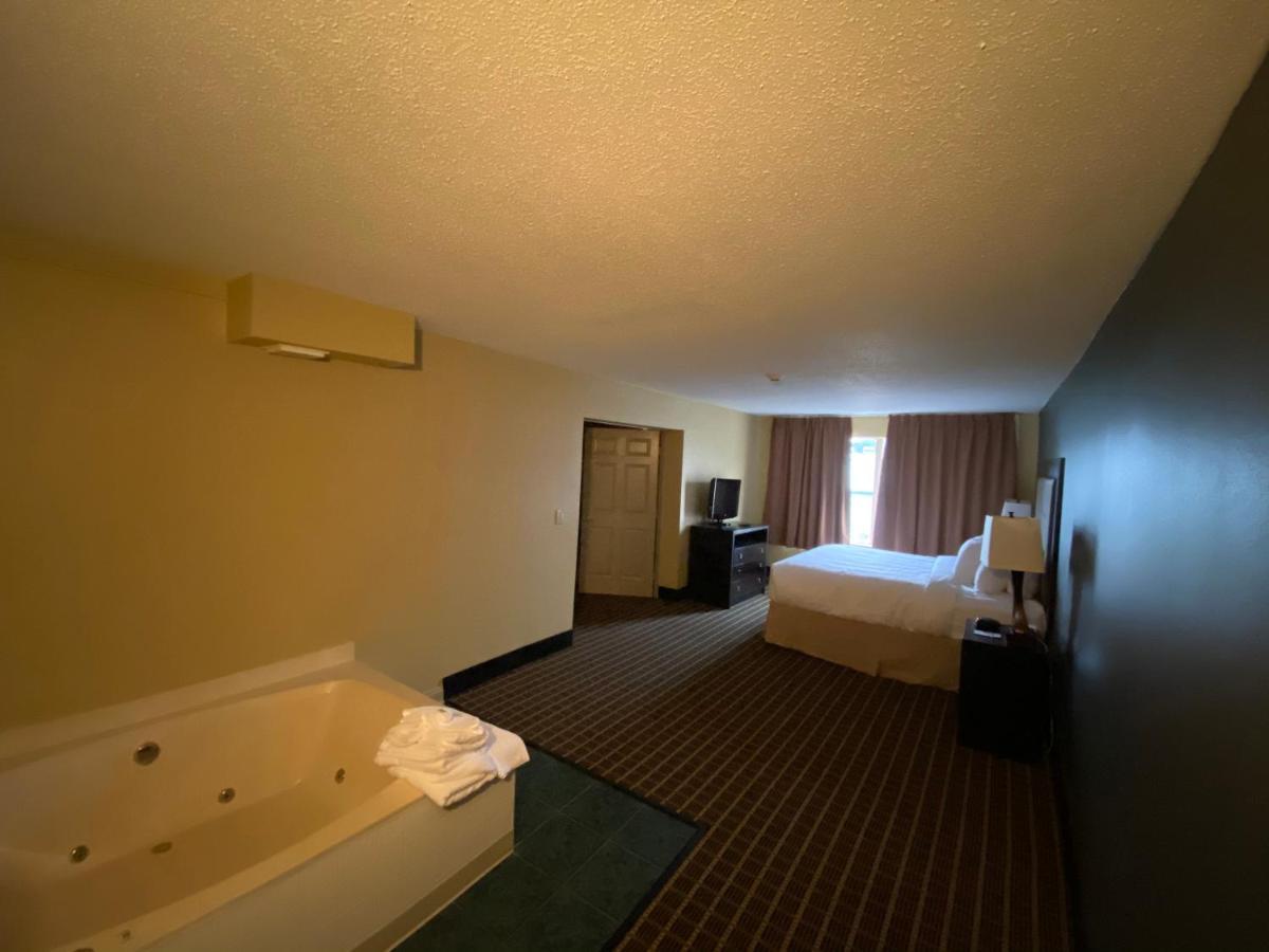 Days Inn & Suites By Wyndham Norton Shores Muskegon Muskegon Heights Exterior photo